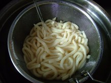Boiling Udon noodles and put under cool water